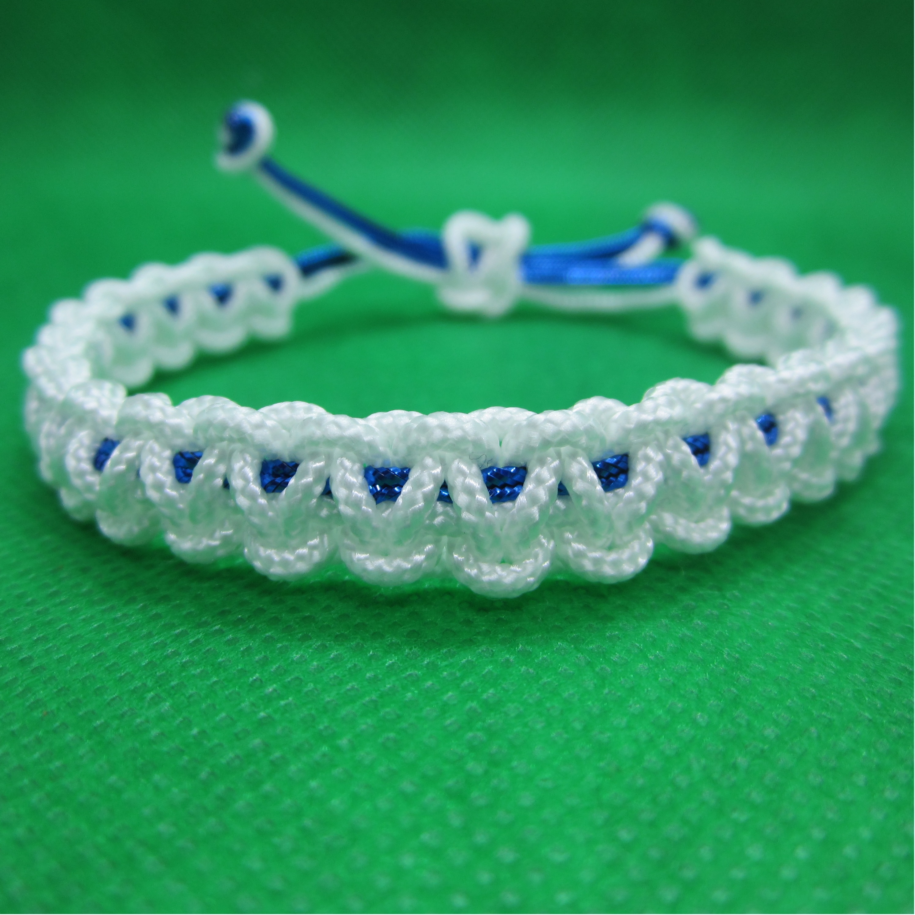 Bracelet white with sparkle blue cord